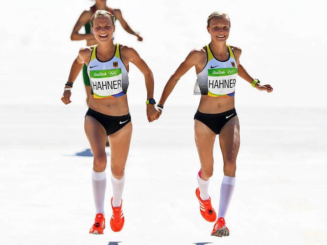Lisa (links) und Anna Hahner beim Zieleinlauf  | Foto: dpa