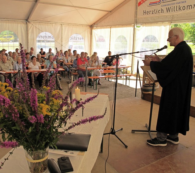 Gottesdienst mit Horst Panzer im Festz...t einer gehrigen Portion Alemannisch.  | Foto: Jutta Schtz