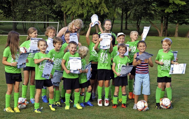 Stolz prsentieren die jungen Kicker ihre Paule-Fuballabzeichen.   | Foto: Silke Hartenstein