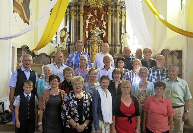 Der Kirchenchor sang sich in die Herze...lf Woll (Organist der Pfarrgemeinde).   | Foto: Erhard Morath