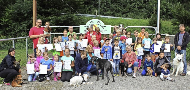 Zum Abschluss gab&#8217;s fr die kleinen Hundekenner eine Urkunde.   | Foto: Ingrid Mann