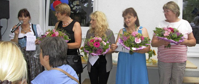 Christa Hampel ehrte die Beschftigten...ziana Forgione und Johanna Lienerth.    | Foto: Privat