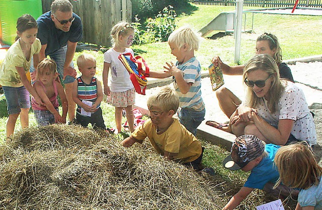 Spa hatten Kinder bei der Schatzsuche im Heuhaufen.   | Foto: DIETER MAURER