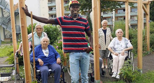 Seniorinnen des Offenburger Awo-Senior... auf dem Lahrer Flugplatz gebaut hat.   | Foto: Freundeskreis Flchtlinge