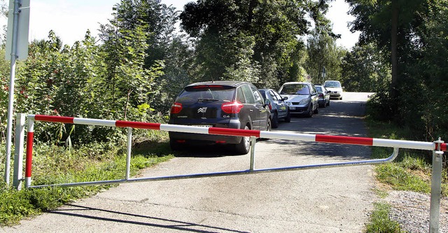 Vor der verschlossenen Schranke parken...tos und behindern so Rettungsdienste.   | Foto: Heidi Fssel