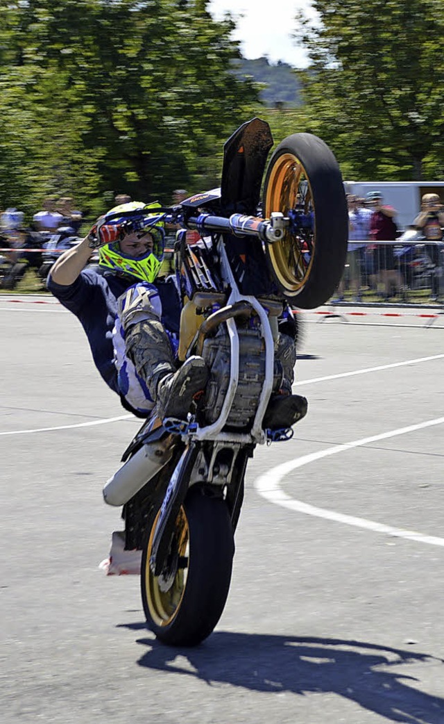 Dieser Fahrer zeigt einen sogenannten Wheelie   | Foto: Horatio Gollin