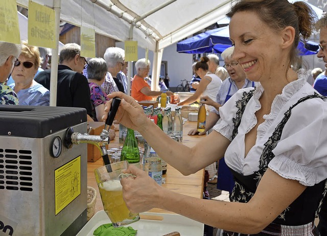 Constanze Hacker zapft  Bier. Es ist n...nzige am Lindenbrunnenfest in Herten.   | Foto: Horatio Gollin