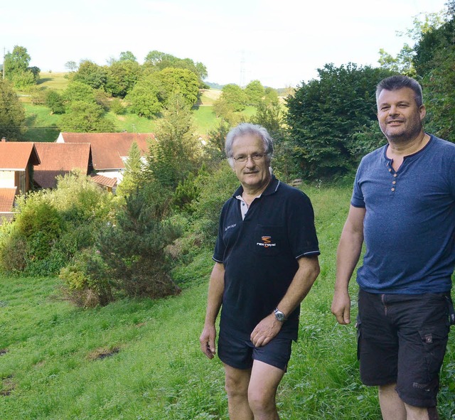 Bernhard Mayer (links) und Oliver Krin...Ableitung des Wassers erfolgen knnte.  | Foto: Verena Pichler 