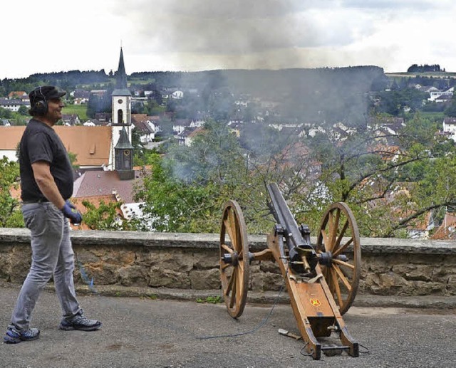 Rauch ber Lffingen: Der &#8222;frisc...tdtlefest die Reiselfinger Kanone ab.  | Foto: Privat