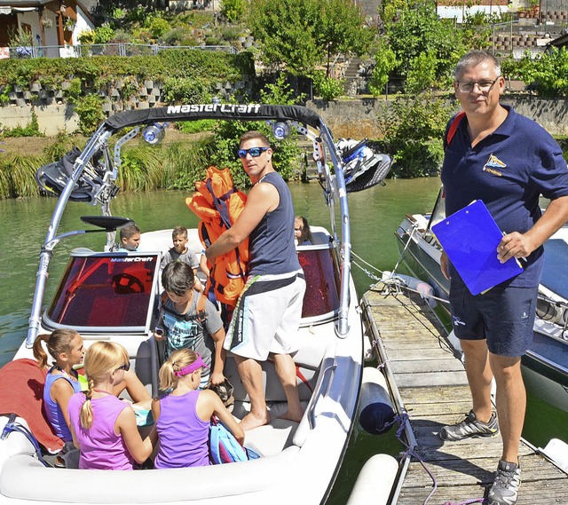 Eine der Gruppen besteigt das Boot. Di...heitswesten werden gerade ausgegeben.   | Foto: Heinz Vollmar