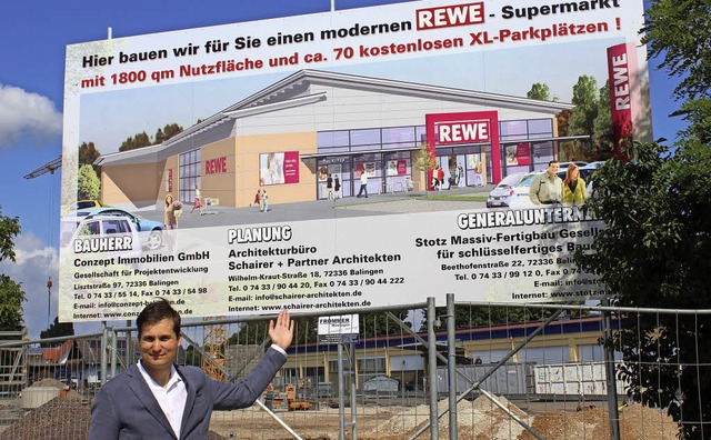 Brgermeister Martin Rupp vor der Baus...es knftigen Rewe-Markts in Merdingen   | Foto: Mario Schneberg