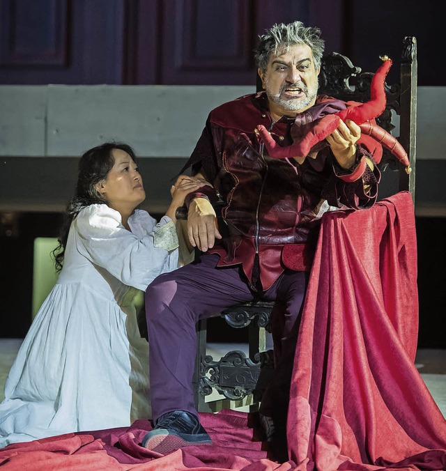 Rigoletto in Brugg-Windisch: Anooshah ... als Rigoletto und Sen Guo als Gilda.   | Foto: Ingo Hhn/Oper Schenkenberg