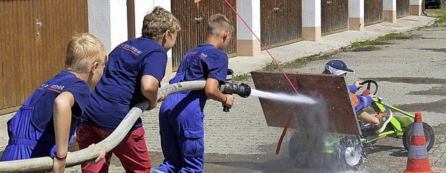 Diese Jungen hatten einen riesen Spa ... fr den ntigen  Antriebswiderstand.   | Foto: Sandhya Hasswani