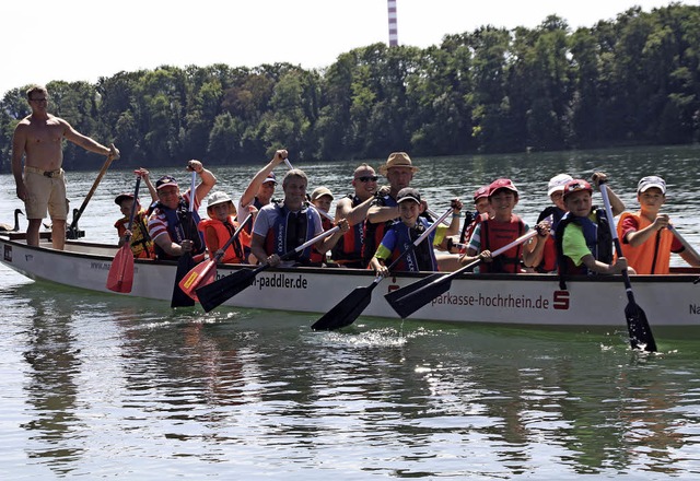 Bei Sommerhitze auf dem Rhein hatten Kinder und Vter  ihren Spa beim Paddeln.   | Foto: Gerd Leutenecker