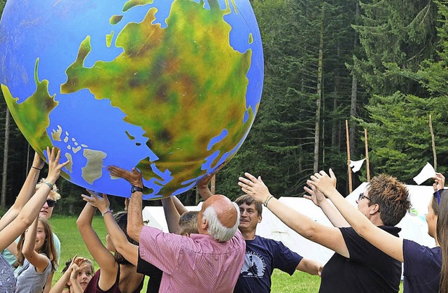 Alexander Schoch (rtliches Hemd) besu...mmen mit anderen den ganzen Planeten.   | Foto: ZVG