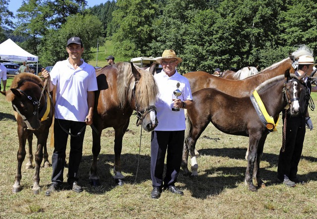 Von den 15 Goldfohlen erreichten Rossf..., gefolgt von ihrer Schwester Selina.   | Foto: Fotos: Karin Heiss