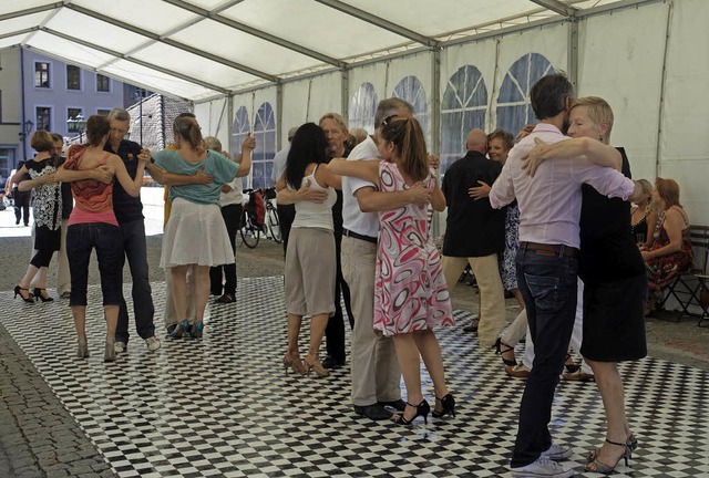 Voll war die Tanzflche  auf der Laufenbrcke zum Finale  der Kulturtage.   | Foto: Roswitha Frey