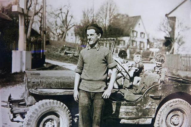 Mit 80 Jahren fhrt Gustav Suhr noch L...ngen mit einem Jeep zu transportieren.  | Foto: Theresa Trndle
