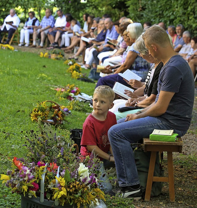 Viele Glubige nehmen am Gottesdienst im Freien teil.   | Foto: S. Decoux-Kone