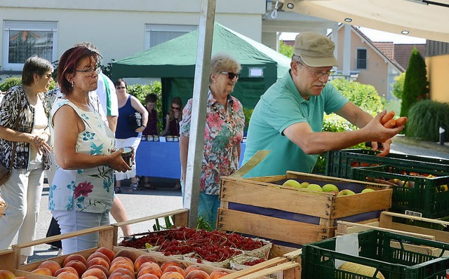 Forchheim. Viele Festbesucher nutzten ... Gemse und frisches Obst einzudecken.  | Foto: Roland Vitt