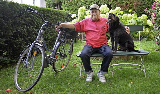 Immer auf Achse: Francesco und seine Schnauzermischung Balu   | Foto: Ulrike Derndinger