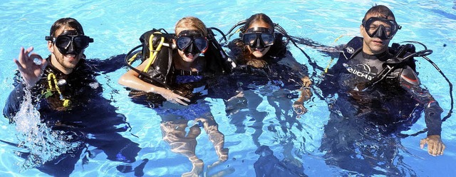 Unterwasserspa in voller Montur:  auc...nn man im Freibad in Waldshut lernen.   | Foto: Archivfoto: Ursula Freudig