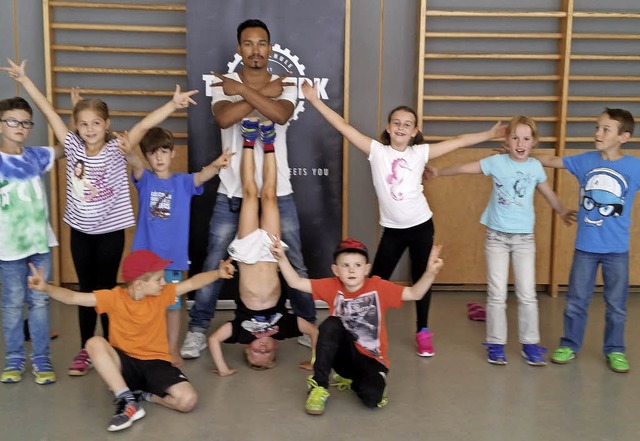 Das Highlight: Ex-Breakdance-Weltmeist...rienbetreuung  im Binzener Kinderhort.  | Foto: Privat