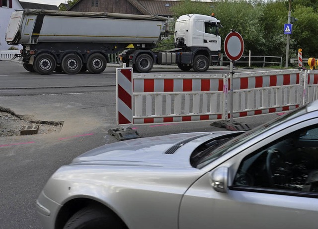 Tief in den Boden eingelassene Betonte...ahnrndern der L 137 machen Probleme.   | Foto: Marco Schopferer