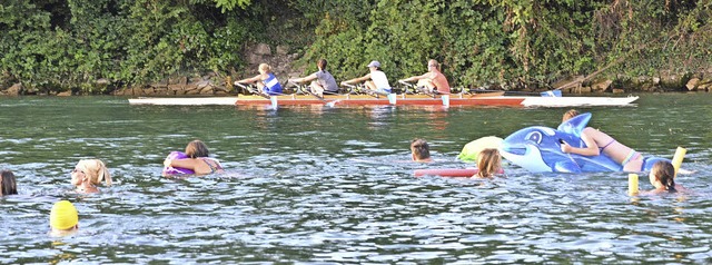 Die Rheinschwimmer begegnen auf ihrem Weg rheinabwrts auch Ruderern.   | Foto: Heinz Vollmar