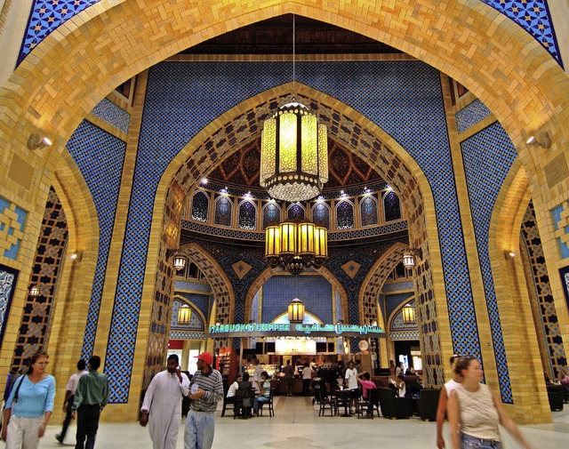 Glnzender Handel: in der &#8222;Ibn Battuta Mall&#8220; in Dubai   | Foto: dpa