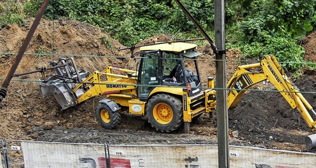 Mit einem Bagger graben die Schatzsucher nach dem vermeintlichen Nazi-Zug.  | Foto: dpa