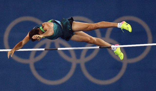 Thiago Braz da Silva macht seinen Trau...ld unter den olympischen Ringen wahr.   | Foto: AFP