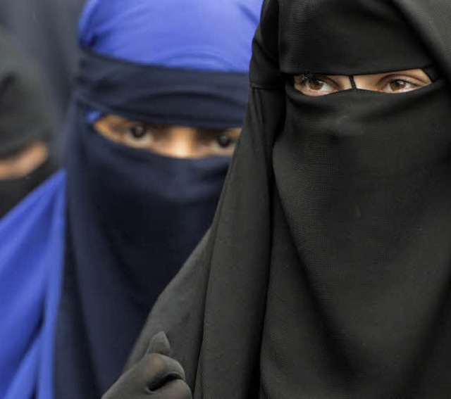 Zwei Frauen mit dem Niqab   | Foto: DPA