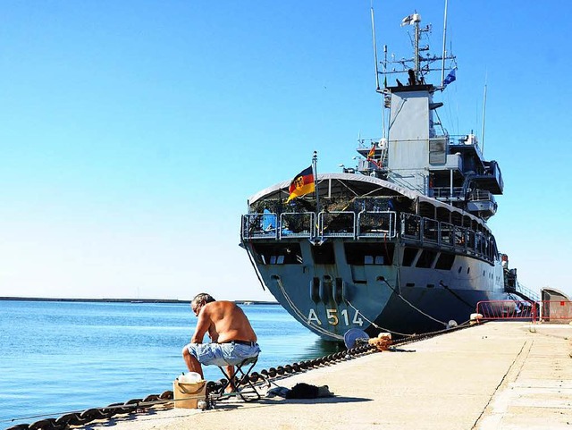 Das Marineuntersttzungsschiff Werra in Sardinien   | Foto: DPA