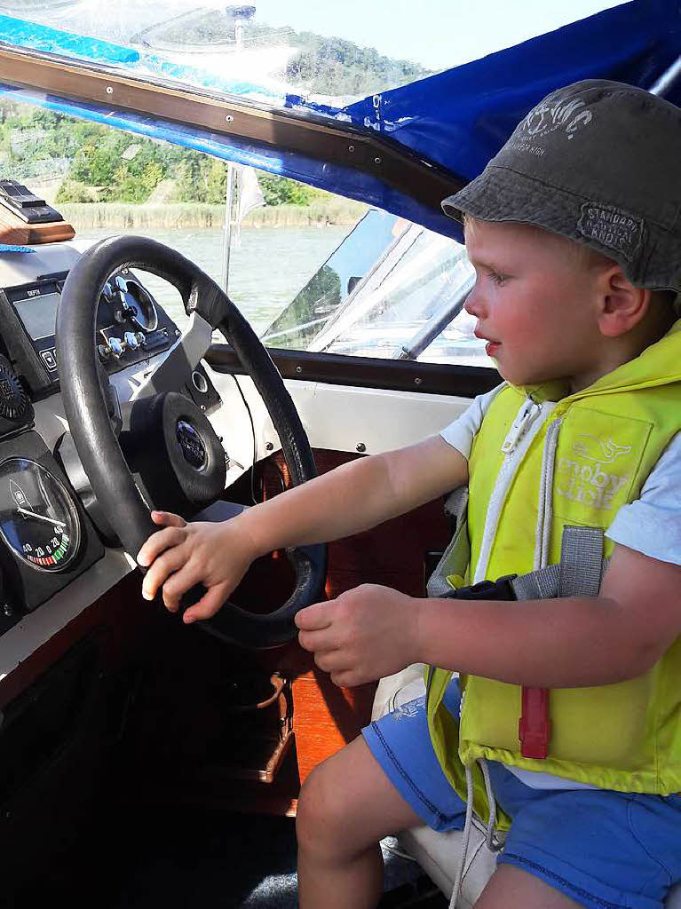 Kapitn Timo am Steuerrad vom Motorboot „Anita“.Fotografin: Marina SchillerBZ Fotosommer, Thema Wasser