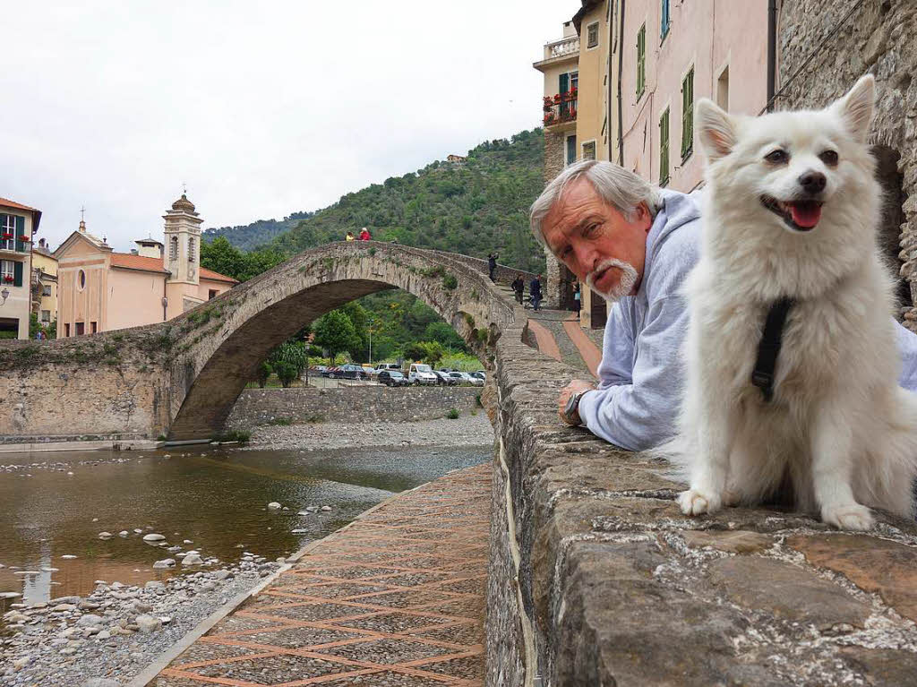 Spitzmdchen Lilly war in Ligurien/Italien wenig interessiert an der alten Brcke in Dolceaqua.Fotografin: Danielle HirschbergerBZ Fotosommer, Thema: Tiere