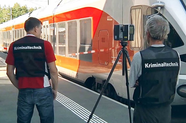 Kriminaltechniker ermitteln nach der Attacke in einem Schweizer Regio-Zug.  | Foto: dpa