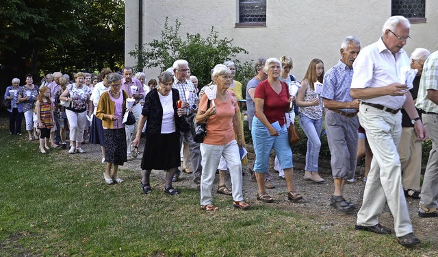 Sasbach. Die Gemeinde bei der Lichterprozession.  | Foto: Roland Vitt