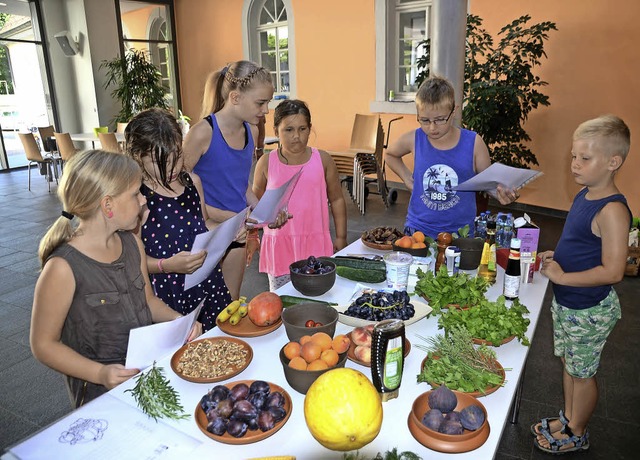 Riegel.  Die Kinder am Tisch mit den Zutaten fr die rmischen Salate.  | Foto: Roland Vitt