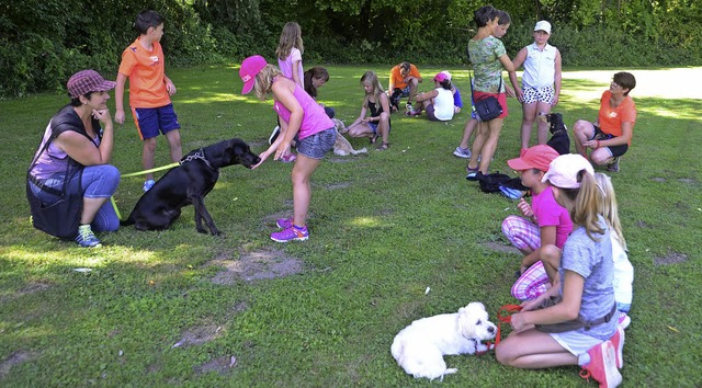 Wyhl. Die Hunde genossen  die vielen ausgedehnten Streicheleinheiten.  | Foto: Roland Vitt