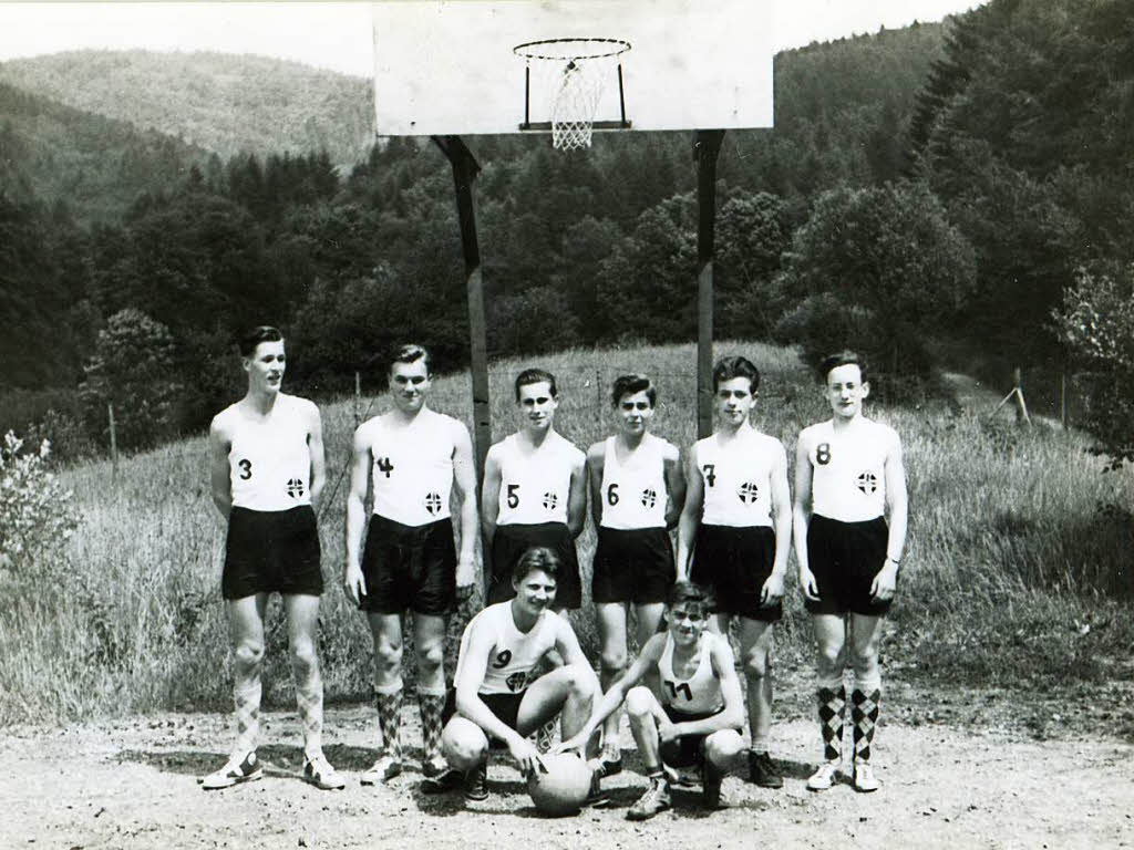 1956, die Anfnge des Basketballs in Freiburg. Fr die Mannschaft des CVJM/EK-Freiburg war damals der Freiplatz auf der "Lochmatte" in Zhringen die einzige Trainingsmglichkeit.