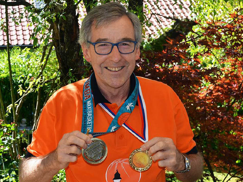 Jrg Graf mit seinen Medaillen.