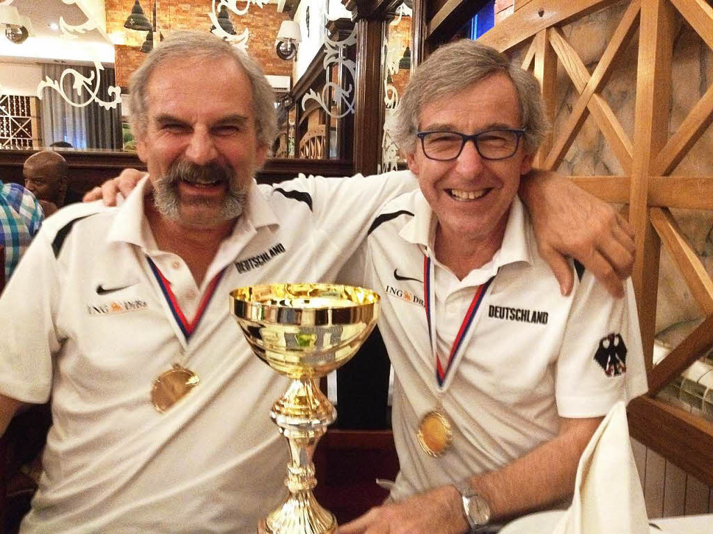 Siegertypen: Jrg Graf und Mitspieler H-P. Kloske freuen sich  ber Goldmedaillen und Pokal beim Festbankett der Deutschen Delegation.