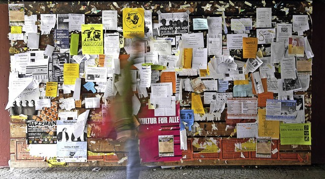 Ein Aushang am Schwarzen Brett fhrt n...den dringend Studentenzimmer gesucht.   | Foto: Ingo Schneider