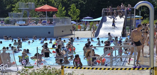 Viele Besucher wnschen sich eine Verlngerung der Freibadsaison.   | Foto: Fillisch