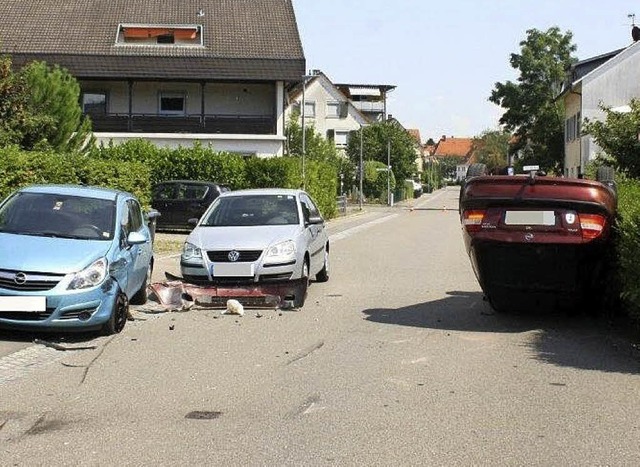 Glck im Unglck hatte der Fahrer des ...egenden    Opel: Er blieb unverletzt.   | Foto: Polizei