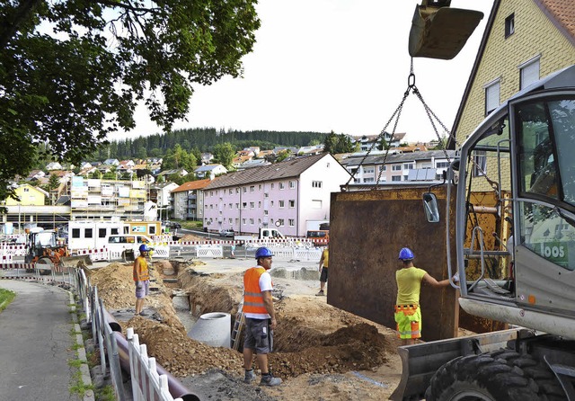 Bauarbeiter heben in der Goethestrae eine Spundwand in den Graben.        | Foto: Peter Stellmach