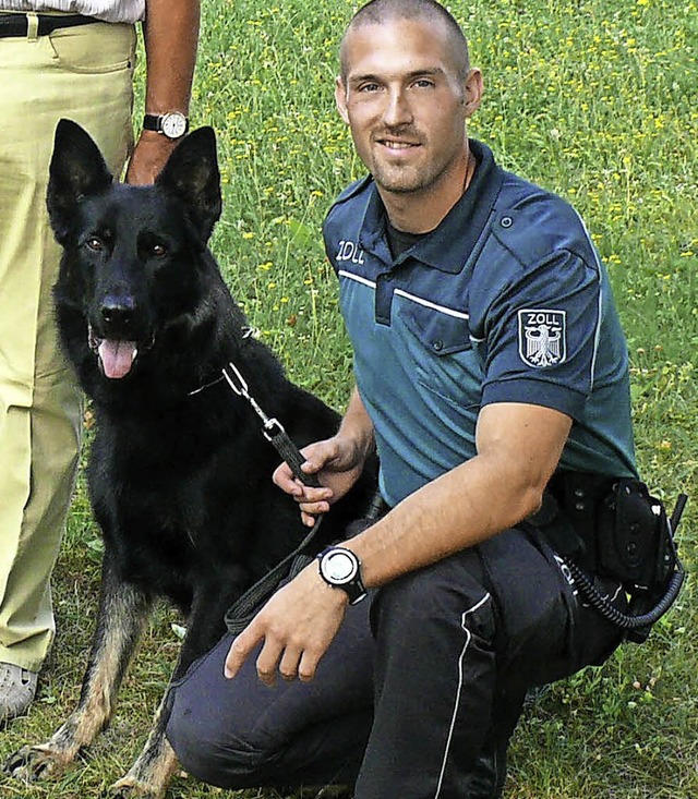 Hundefhrer Andreas Stoller mit Eicko-Boy   | Foto: Hauptzollamt Lrrach