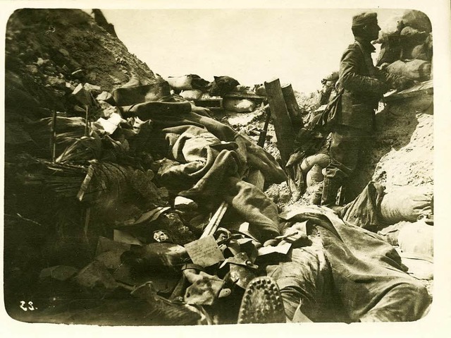 Zerstrter Schtzengraben bei Hulluch mit getteten Soldaten.  | Foto: Bildarchiv Staufen-Julius