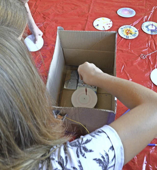 Spielerisch die Zentrifugalkraft kennenlernen: Experimente im Science-Lab-Kurs  | Foto: Sophia Hesser